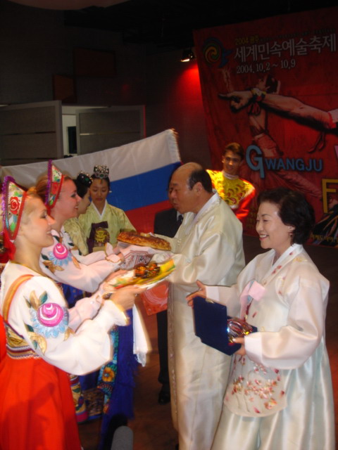 2004 - Южная Корея, Гуанчжоу - участник мирового фестиваля фольклорного искусства в Южной Корее при поддержке международной организации UNESCO